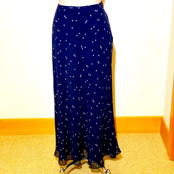 🎉HP‼️🎉 💥EUC💥 Extraordinary Ann Taylor Navy and Cream Silk Skirt - Size 8 - Picture 1 of 10